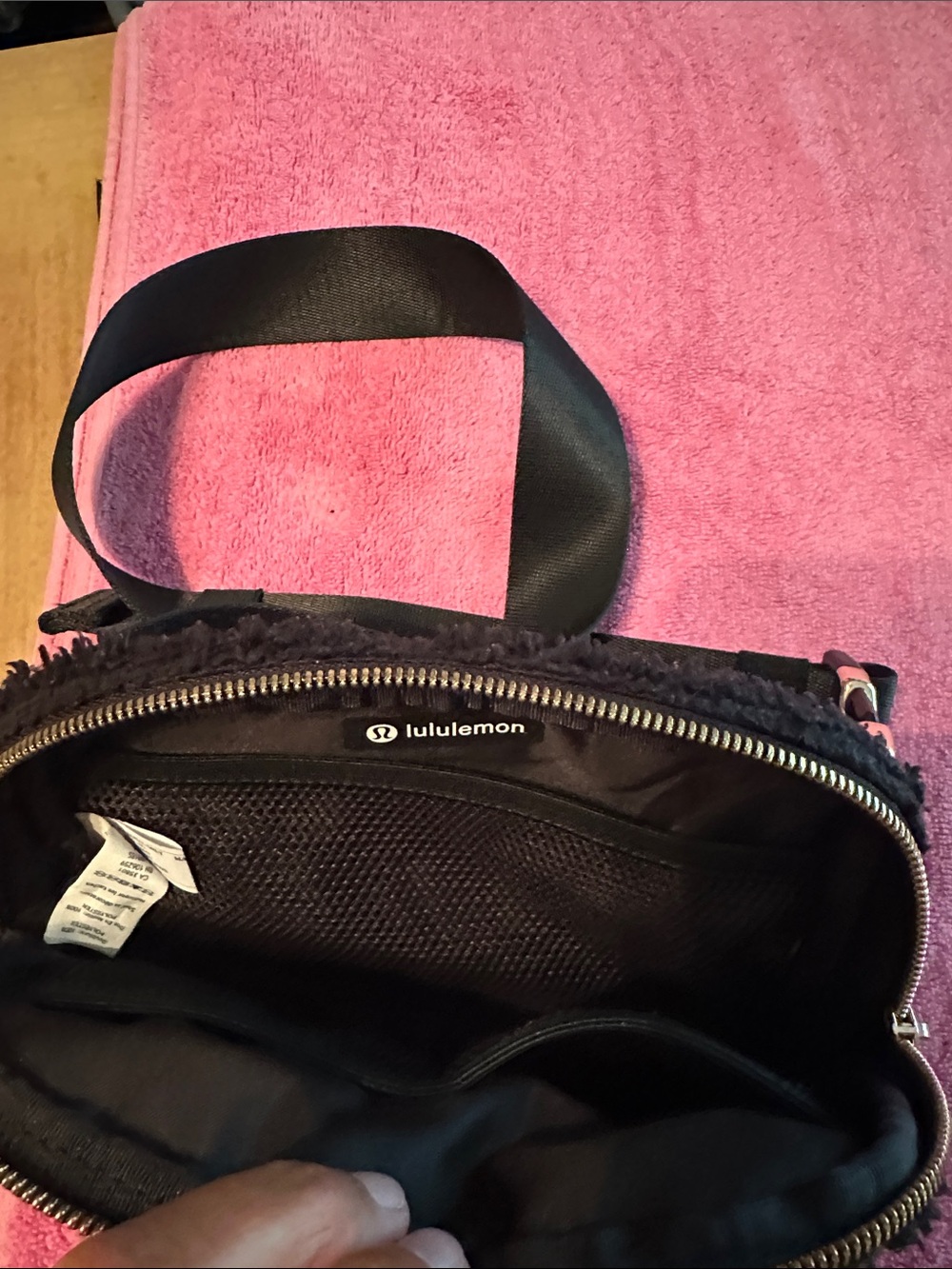 lululemon athletica Black Sherpa Belt Bag - Picture 4 of 4
